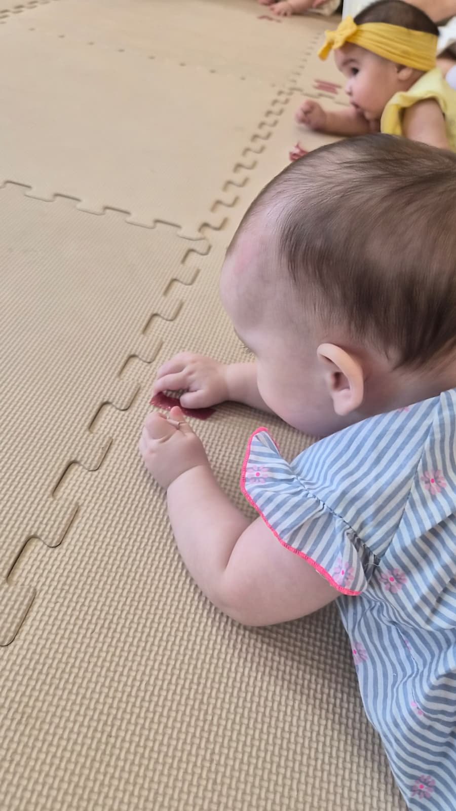 Bebé explorando en clase