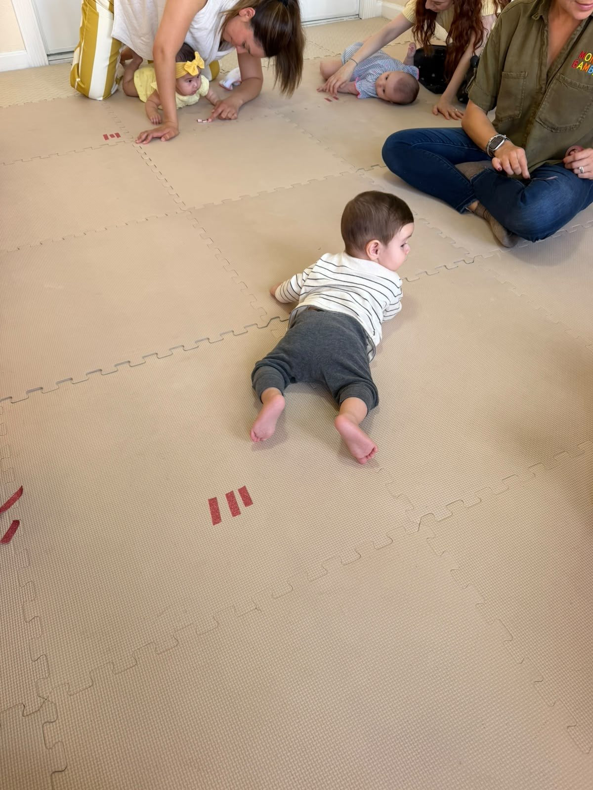 Bebé gateando en clase de Mondo Bambini