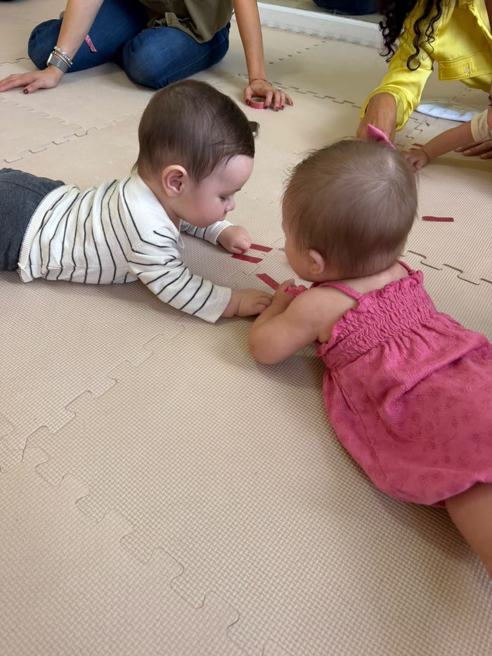 Bebés jugando con burbujas en clase