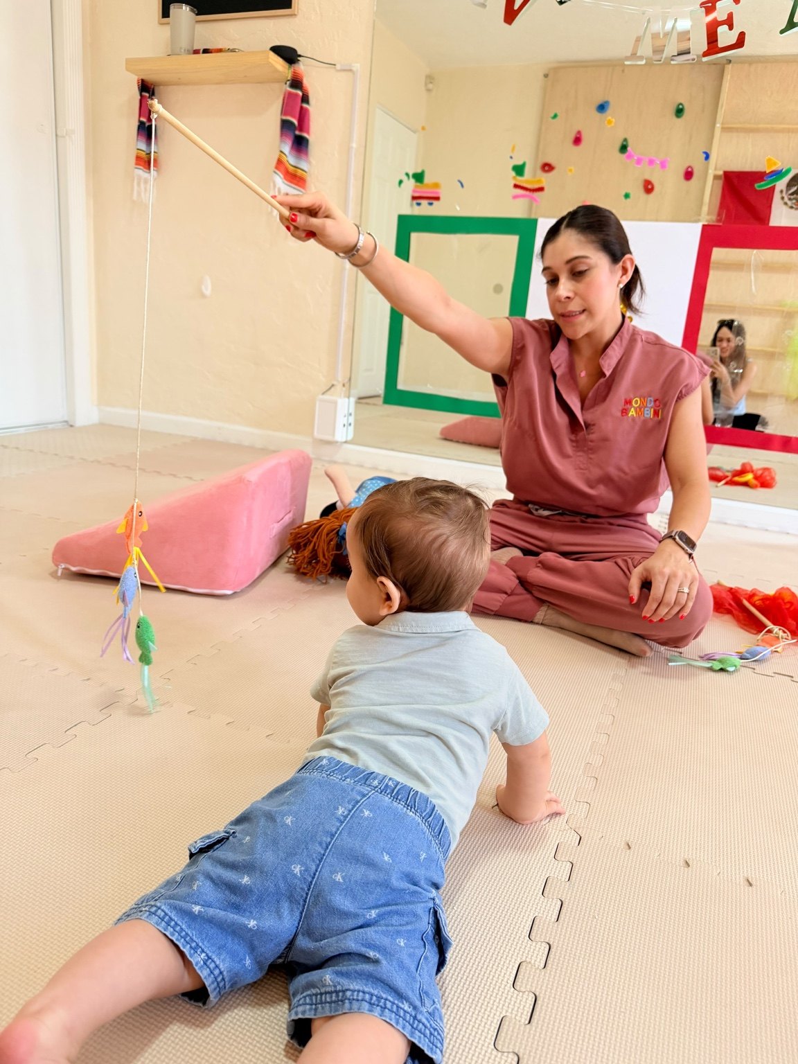 Guía de Mondo Bambini jugando con un bebé