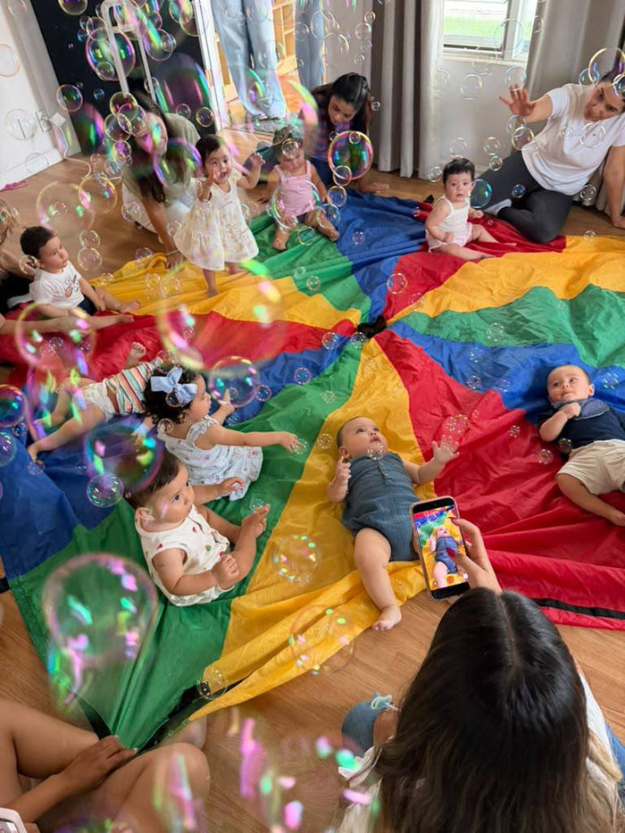 Bebés jugando con burbujas en clase