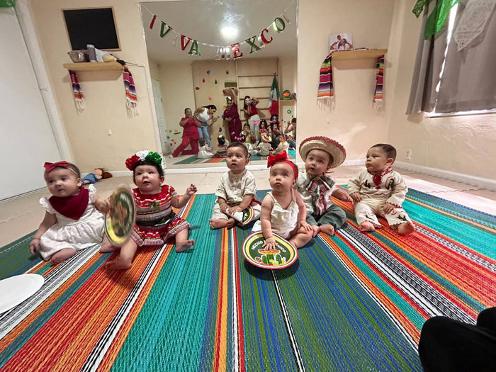 Bebés celebrando la fiesta mexicana en Mondo