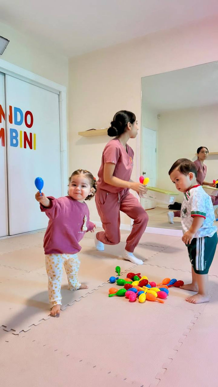 Niños bailando con maracas
