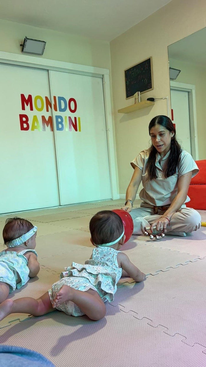 Guía de Mondo Bambini jugando con dos bebés
