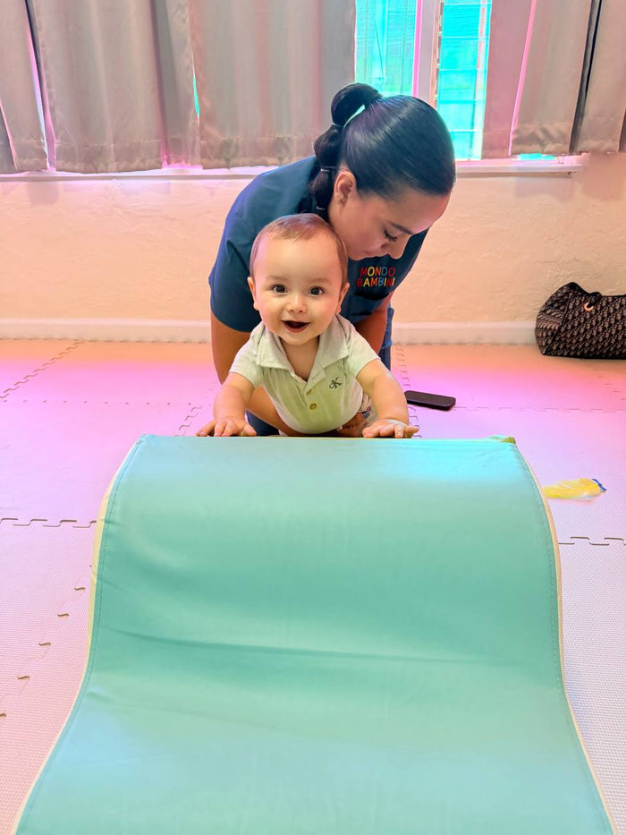 Guía de Mondo Bambini acompañando a un bebé