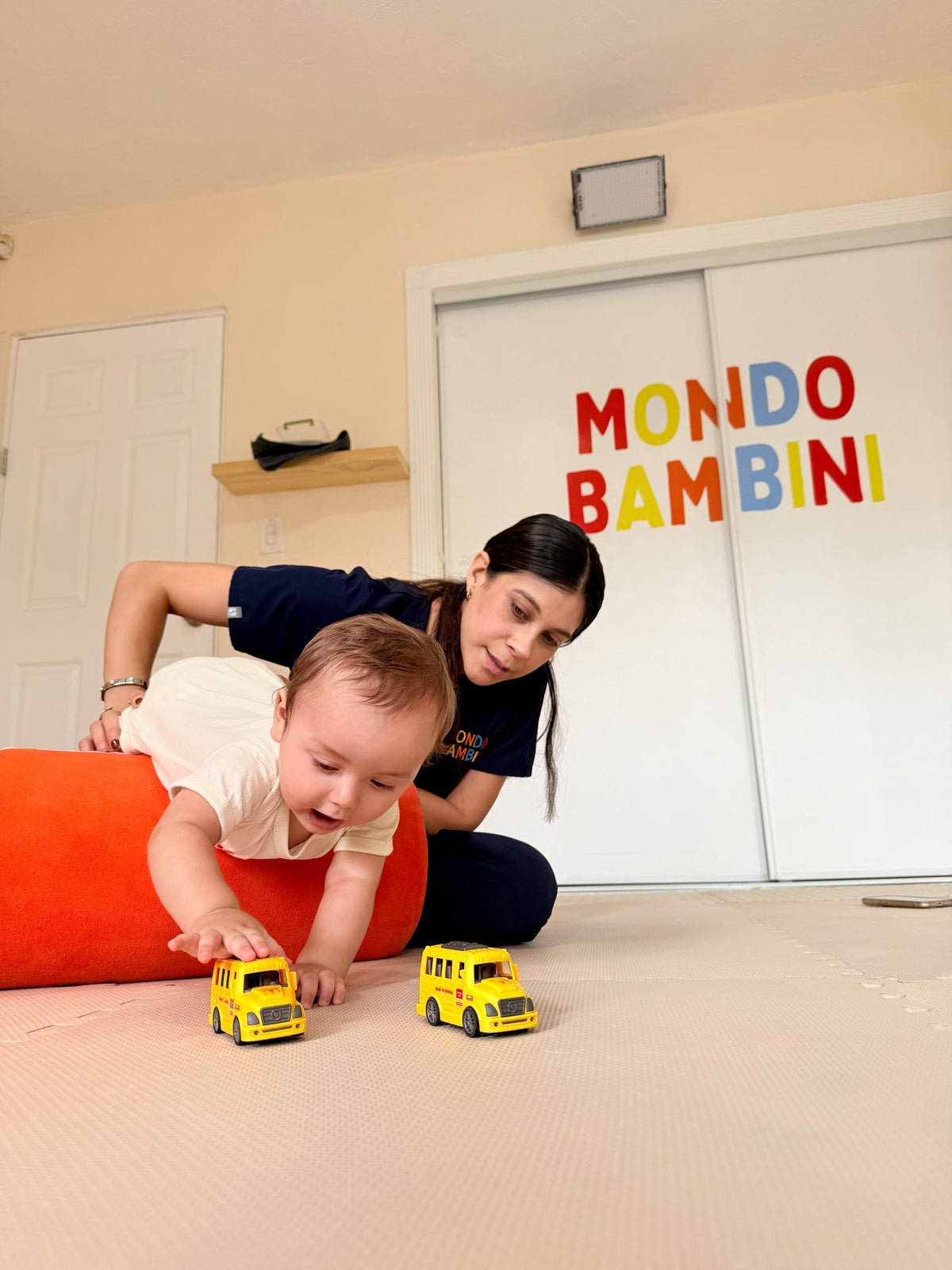 Guía de Mondo Bambini jugando con un bebé
