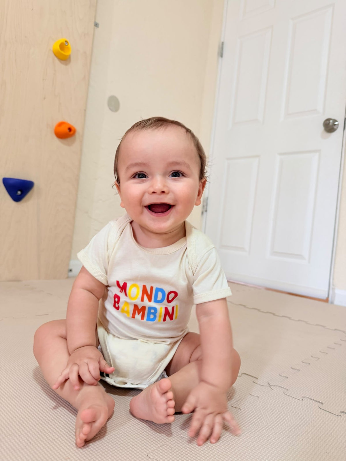 Bebé sonriendo en el estudio de Mondo Bambini